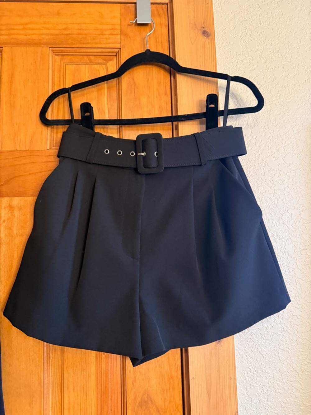 Gianni Bini Black Tailored Belted Shorts - Picture 5 of 10